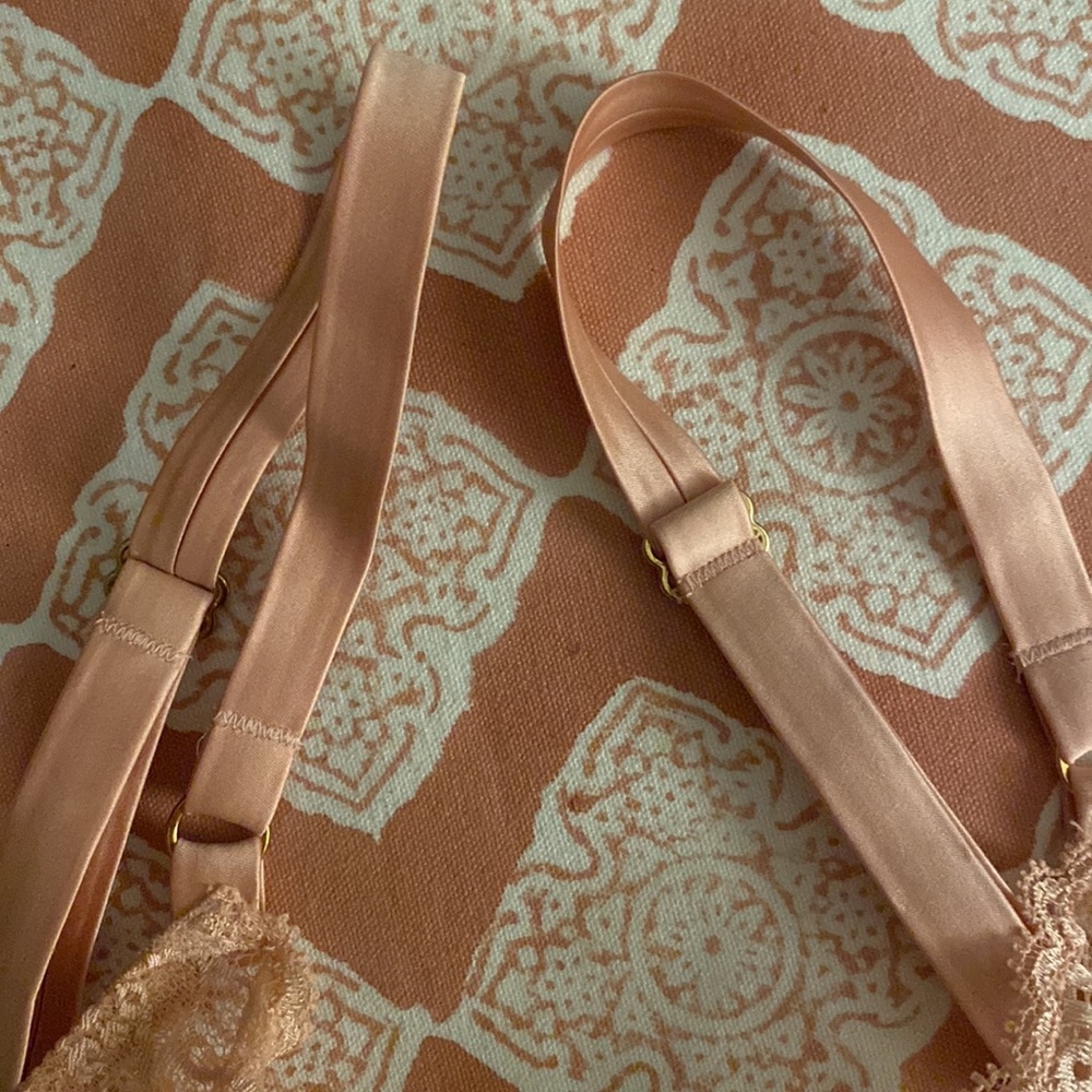 Chantelle pink peachy lace underwire bra size 32 D like new - Picture 5 of 9